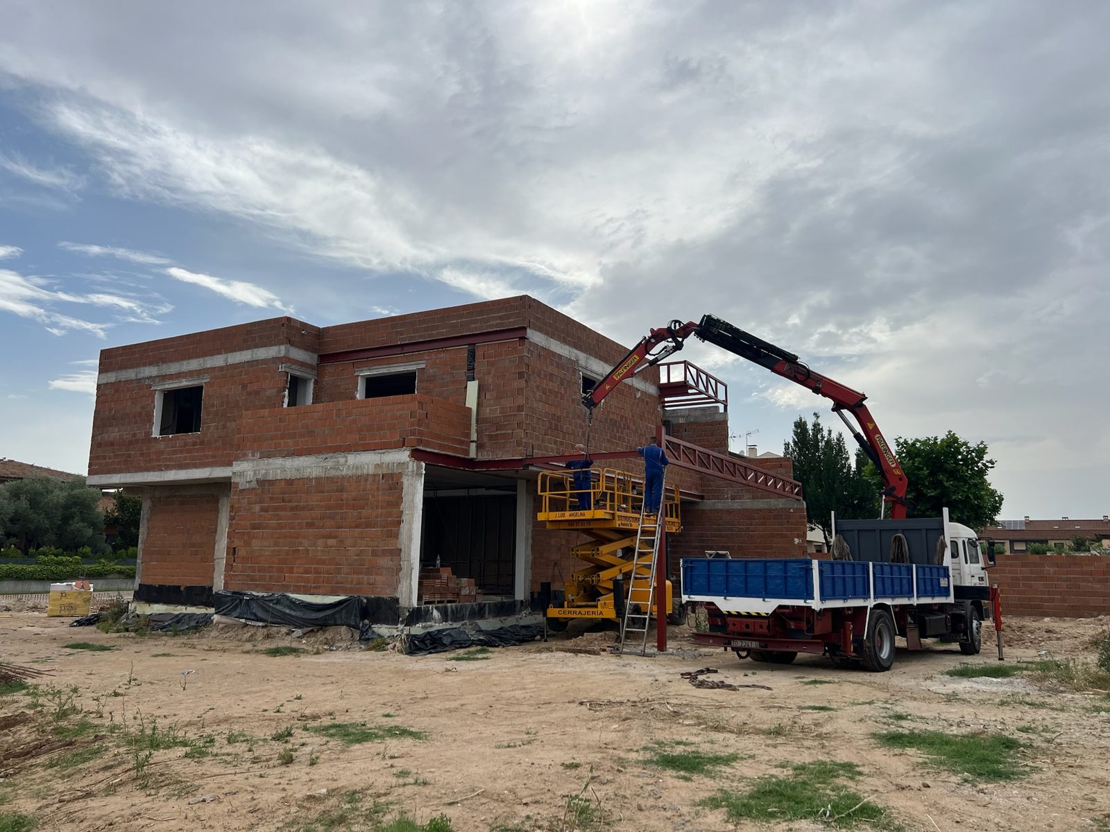 Pórticos y vigas de acero en obra