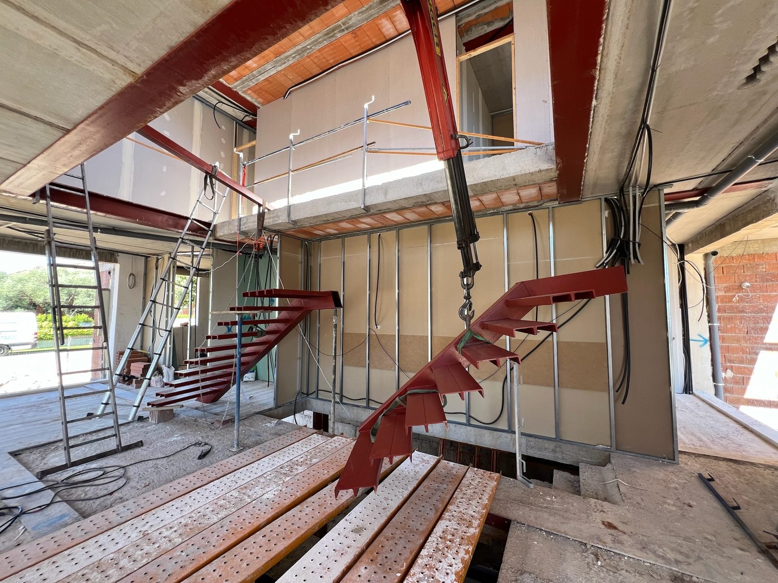 Escalera metálica estructural en obra