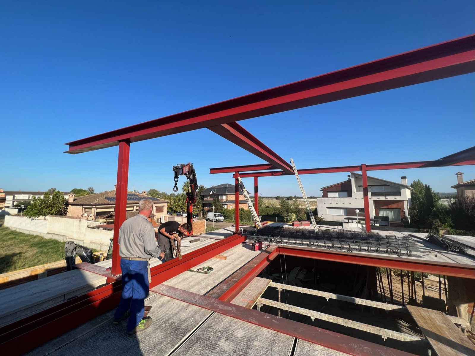 Montaje de las vigas de la estructura con grúa