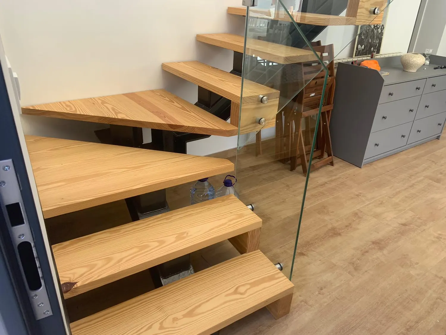 Escalera metálica fabricada e instalada a medida (2)